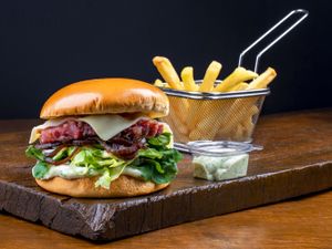 Burger Lomba da Dininha + Batata Frita Aprox. 40g ''Grátis'' + Maionese caseira