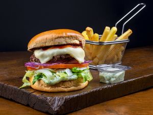 Burger Linha Vasques + Batata Frita Aprox. 40g ''Grátis'' + Maionese caseira