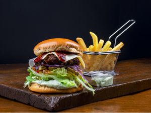 Burger Linha Vitorina + Batata Frita Aprox. 40g ''Grátis'' + Maionese caseira