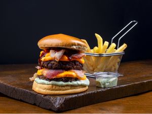 Burger Mariana Pimentel + Batata Frita Aprox. 40g ''Grátis'' + Maionese caseira