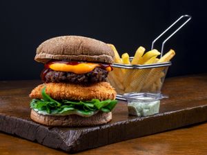 Burger Pedra Equilibrada + Batata Frita Aprox. 40g ''Grátis'' + Maionese caseira