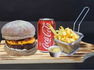 Burguer Serrinha + Batata Frita + Coca-Cola lata (350ml) + Maionese Caseira