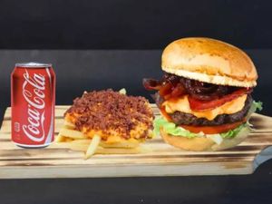Combo Burguer Boqueirão+Batata Bacon e cheddar(135g)+Coca-Cola Lata 350ml