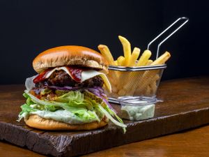 Combo Burguer Linha Vitorina+Coca-Cola Lata 350ml+5 Onions+5 Polenta+5 Nuggets