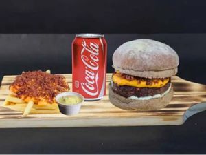 Combo Burguer Serrinha+Batata Bacon e Cheddar(135g)+Coca-Cola Lata 350ml