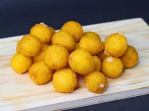 Polenta recheada com queijo (350g)