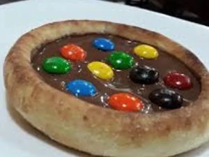 Esfirra de Chocolate com M&Ms