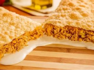 Pastel de Frango com Requeijão