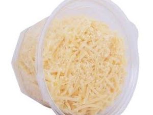 Porção de queijo parmesão ralado