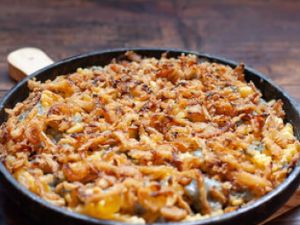 MEIA Fritas com gorgonzola, cebola crispy e mel