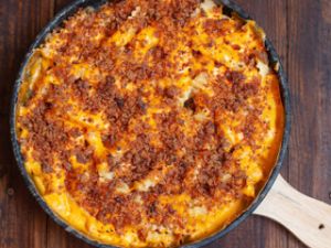 MEIAFritas com cheddar melt e farofinha de bacon