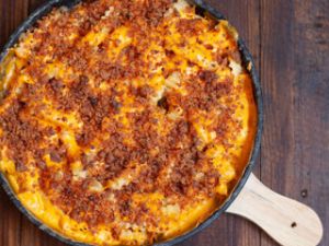 Fritas com cheddar melt e farofinha de bacon