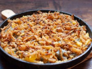 Fritas com gorgonzala, cebola crispy e mel (inteira)