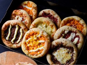 12 Esfihas salgadas + 4 Doces