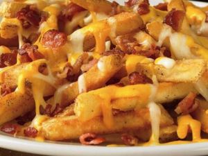 BATATA FRITA COM CHEDDAR E BACON