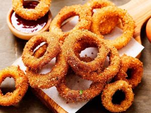 PORÇÕES DE ANEIS DE CEBOLA (10 UNI)