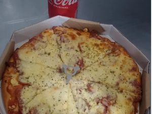 Pizza Broto Salgada + Refri lata