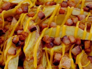 PORÇÃO BATATA FRITA COM CHEDAR E BACON