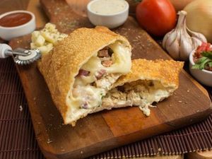 PASTEL DE FRANGO COM CATUPIRY