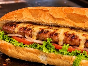Responsa - Nosso Lanche no Pão de Sal com Linguiça Artesanal