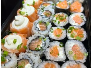 Combo - 05 Joy +10 Uramaki Salmão + 10 Hossomaki Salmão
