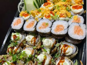 Combo - 10 Hot Philadelphia + 10 Hossomaki Salmão + 10 Hossomaki Kani C/ Geleia