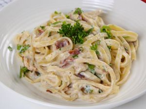 Espaguete Carbonara ao Molho Branco