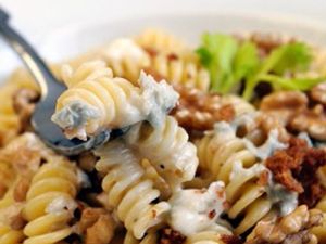 Fusilli c/gorgonzola e nozes