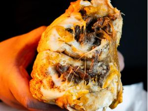 Alcatra com cheddar e cebola caramelizada