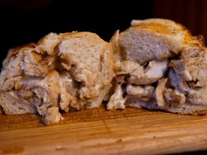 Frango empanado com queijo brie e mel