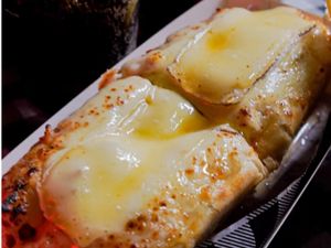 Frango empanado com queijo brie e mel