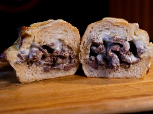 Alcatra com gorgonzola e cebola caramelizada