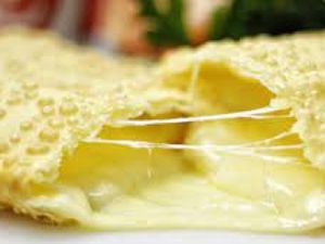 Pastel de 4 queijos (Muçarela/ Catupiry/ Cheddar/ Parmesão)