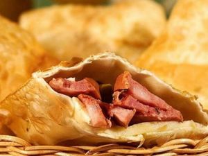 Pastel de Calabresa com Queijo Muçarela e Cebola