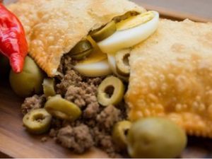 Pastel de Carne com azeitona, ovo e queijo muçarela