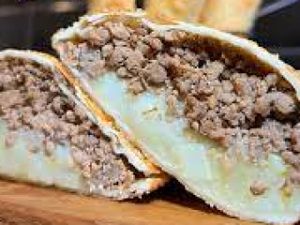 Pastel de Carne com purê de batata e queijo muçarela