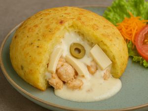 Batata Suíça de Frango/ Muçarela/ / Azeitona/ Requeijão cremoso