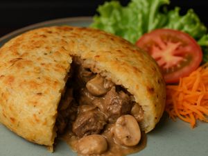 Batata Suíça de Strogonoff de Carne/ Champignon/ Queijo Muçarela