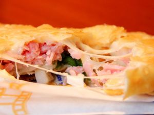 Pastel de Pizza c/Presunto/ Queijo Muçarela/ Tomate/ Orégano