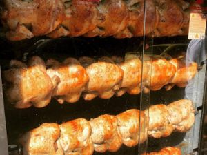 Frango assado c/ farofa e batata