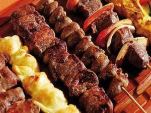 Refeição c/ 5 espetos + acompanhamentos