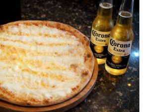 OFERTA PIZZA DOIS QUEIJOS + 2 CORONA  LONG