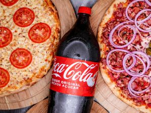 OFERTA PIZZA 1  MUSSARELA+ 1  PIZZA CALABRESA + COCA COLA 2 LTS