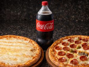 OFERTA PIZZA  QUATRO QUEIJOS + PIZZA PEPERONE + COCA COLA  2 LTS  GRATIS