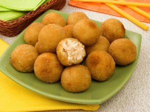 PORÇÃO BOLINHA FRANGO COM CATUPIRY