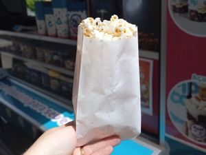 Pipoca Salgada no cartucho de papel