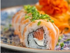 Uramaki de Salmão Encapado (10un)