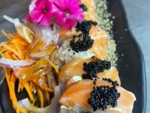 Uramaki Encapado Massago (10un)