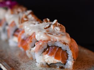 Uramaki Salmão Molho Black