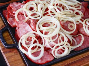 Calabresa acebolada